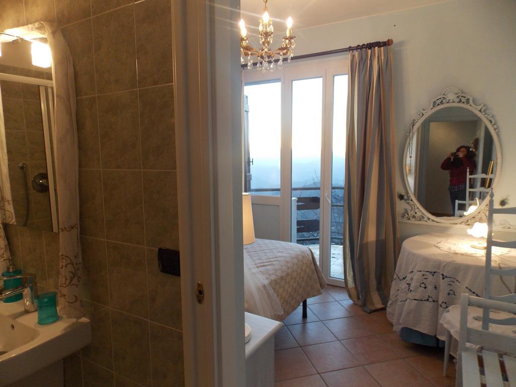 B&B Le Camelie Del Bosco Baiardo Стая снимка