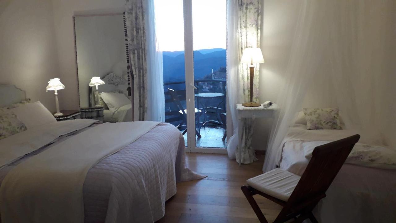 B&B Le Camelie Del Bosco Baiardo Екстериор снимка